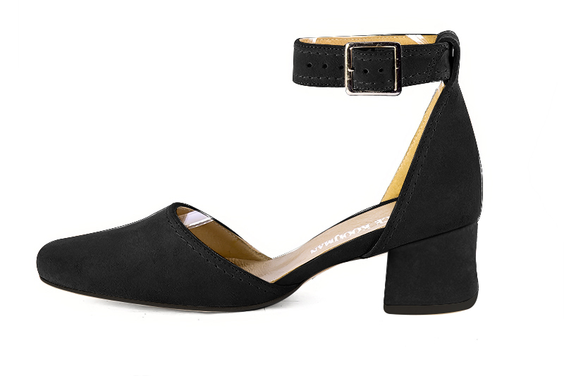 Matt black women's open side shoes, with a strap around the ankle. Round toe. Low flare heels. Profile view - Florence KOOIJMAN